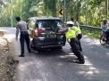 Salut! Aksi Polisi Dorong Kendaraan Pemudik di Jalur Tanjakan Pacitan