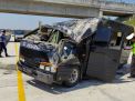 Isuzu Elf Terguling di Tol Nganjuk, 4 Penumpang Terluka