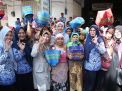 Bagikan 500 Tas, Istri Bupati Anas Ajak Kurangi Sampah Plastik