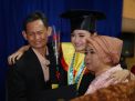 Noviana, Mantan Pengamen Jalanan Peraih Wisudawan Terbaik FH Unair