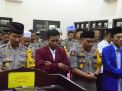 Foto: Polisi dan Mahasiswa di Madiun Salat Gaib untuk Randy dan Yusuf