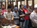 Polisi dan Mahasiswa Pasuruan Salat Gaib untuk 2 Korban Demo Kendari