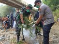 TNI dan Polisi Bersihkan Sampah di Sungai Jajar Trenggalek