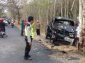Pikap Muat Ayam Tabrak Pohon di Ponorogo, 3 Orang Terluka