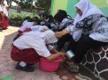 Hari Guru, Begini Momen Haru Siswa SD Basuh Kaki Para Pengajar