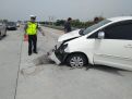Pecah Ban, Innova Tabrak Pembatas Tol Gempol-Pasuruan