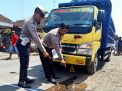 Senggolan dengan Motor, Seorang Biker Tewas Terlindas Truk