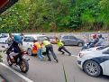 Salut, Kapolres Magetan Bantu Dorong Mobil Tak Kuat Menanjak