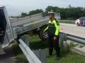 Pengemudi Ngantuk, Pikap Grandmax Nangkring di Atas Pembatas Tol Jomo