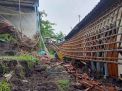 Dinding Penahan Tanah Ambrol Timbun 2 Motor dan Rusakkan Rumah Warga