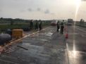 Pikap Muat Jeroan Ayam Terguling di Tol Jomo, 2 Orang Terluka