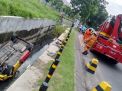 Hyundai Atoz Terbalik di Saluran Air Jalan Telaga Utama Surabaya