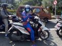 Captain America Keliling Surabaya Naik Motor: Jangan Lupa Pakai Masker