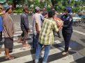 Polisi Bagikan Ribuan Paket Sembako pada Warga di Surabaya