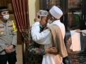 Temui Habib Umar Usai Gegeran, Petugas Trantib Dicium Keningnya