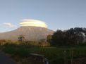 Masya Allah! Cantiknya Fenomena Gunung Lawu Bertopi Awan