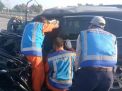 CRV Tabrak Dump Truk di Tol Gempol, 2 Orang Terjepit Dashboard Mobil