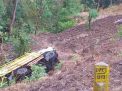 Truk Terjun ke Jurang Sedalam 8 Meter, Sopir dan Kernet Terluka
