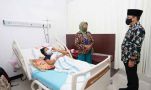 Jenguk Maestro Gandrung di RS, Bupati Anas: Doakan Beliau Segera Sehat