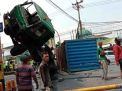 Usai Hantam Ertiga, Truk Trailer 'Akrobat' di Tengah Jalan