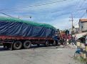 Rem Blong, Truk Tronton Tabrak Dua Kendaraan hingga Rumah Warga