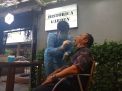 Cegah Covid-19, Pengunjung Buro Beer Garden Surabaya Di-rapid Test