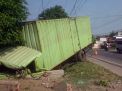Truk Boks Tabrak Pagar Rumah Warga di Ponorogo, Sopir dan Kernet Terluka