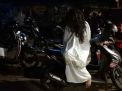Kuntilanak ini Bubarkan Warga yang Nongkrong di Warung