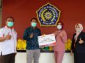 Bareng Bank Jatim, UMSurabaya Bagi Alat Kesehatan untuk Warga yang Isoman