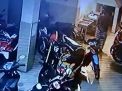 Maling Bersarung Terekam CCTV Curi Motor di Parkiran Kos Surabaya