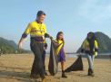 Ngabuburit ala PT Bumi Suksesindo, Punguti Sampah Pantai Pulau Merah