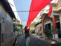 Meriahkan Agustusan, Warga Malang Pasang Bendera Raksasa di Kampung
