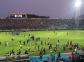 Foto: Aremania Turun ke Lapangan Usai Pertandingan Persebaya vs Arema