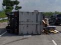 Ban Meletus, Truk Boks Bermuatan Oli Terguling di Tol Jombang