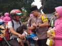 Sosialisasikan Tertib Berkendara, Polisi di Banyuwangi Bagikan Takjil