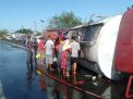 Truk Tangki Terguling di Bypass Mojokerto, Warga Jarah Minyak Goreng