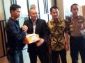 Bekuk Teroris, 3 Anggota Polsek Wonokromo dapat Penghargaan dari Warga