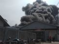 Diduga Kena Percikan Las, Pabrik Plastik di Mojokerto Terbakar