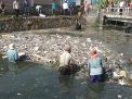 Warga Bersihkan Sungai Tercemar Diduga Usus Ayam di Mojokerto
