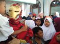 Cosplay Superhero Hibur Siswa SDN Gentong di Hari Pertama Sekolah