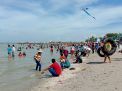 Jelang Libur Tahun Baru, Wisatawan Padati Pantai Dalegan Gresik