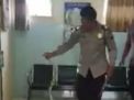 Viral Video Polisi Probolinggo Menangkap Ular Kobra di Puskesmas