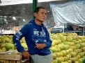 Lebih Terjamin, Pedagang Buah ini Merasa Nyaman Berdagang di PIOS