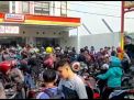 Polisi Bubarkan Kerumunan Pencari Kerja di Toko Modern Mojokerto