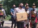 Unik! Polwan Bagikan Sembako Kenakan Busana Majapahit di Hari Kartini