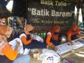 Emak-emak di Kota Probolinggo ini Bikin Masker Batik Tulis