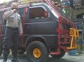 Polisi ini Ubah Mobil Carry Miliknya Mirip Barracuda