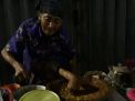 Kisah Mbah Niah, Usia 81 Tahun Jual Rujak untuk Rawat Suami yang Sakit