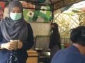 Dua Siswi Bersaudara ini Jualan di Warung Kopi untuk Belajar Daring