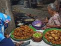 Mencicipi 'Lentho Demit', Gorengan Pedas yang Dijual Hanya Malam Hari